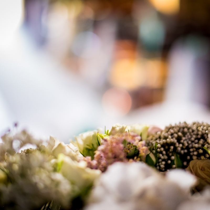 Per questo Matrimonio credo che sia perfetta questa poesia di Neruda: Due amanti felici fanno un solo pane,
una sola goccia di luna nell’erba,
lascian camminando due ombre che s’uniscono,
lasciano un solo sole vuoto in un letto.
Di tutte le verità scelsero il giorno:
non s’uccisero con fili, ma con un aroma
e non spezzarono la pace né le parole.
E’ la felicità una torre trasparente.
L’aria, il vino vanno coi due amanti,
gli regala la notte i suoi petali felici,
hanno diritto a tutti i garofani.
Due amanti felici non hanno fine né morte,
nascono e muoiono più volte vivendo,
hanno l’eternità della natura.